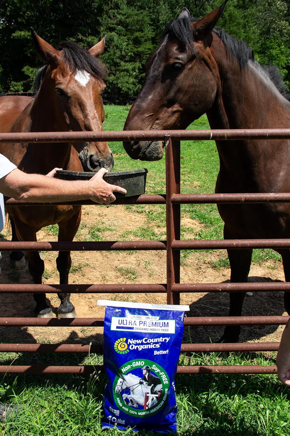 New Country Organics | Elite Horse Feed for Horses Under The Stresses of Competition and Travel | Corn-Free and Soy-Free | 14% Protein | Certified Organic and Non-GMO | Grain & Oats Feeder 40 lbs